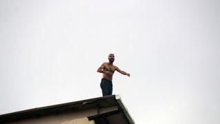 Kağıthane'de hareketli anlar! Çıktığı çatıda eline geçeni aşağı attı