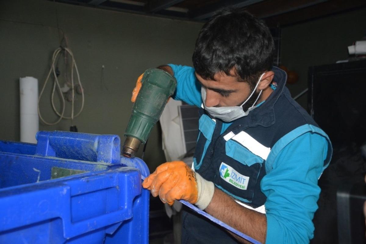 İzmit Belediyesi &ccedil;&ouml;p konteynerlerini kendi imkanlarıyla yeniliyor