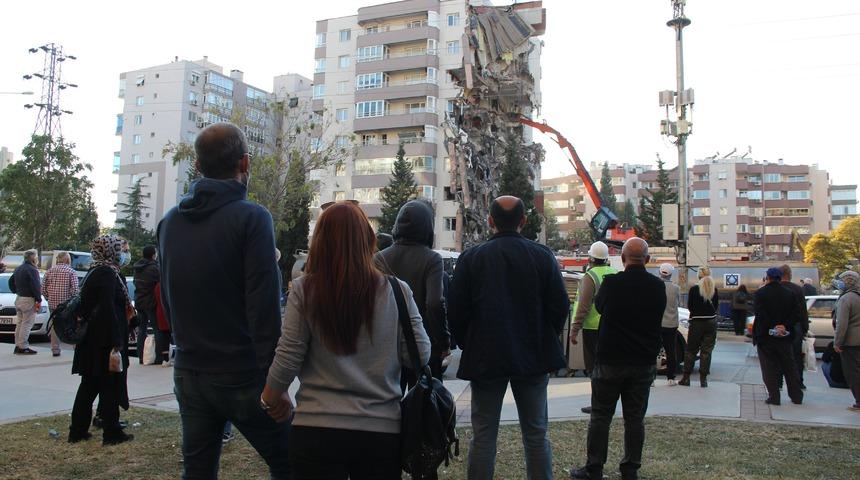 İzmir depreminde hasar gören Yılmaz Erbek Apartmanı’nın yıkımını böyle izlediler!
