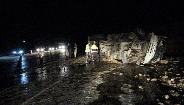 Tokat'ta pancar yüklü kamyon devrildi, sürücü ağır yaralandı