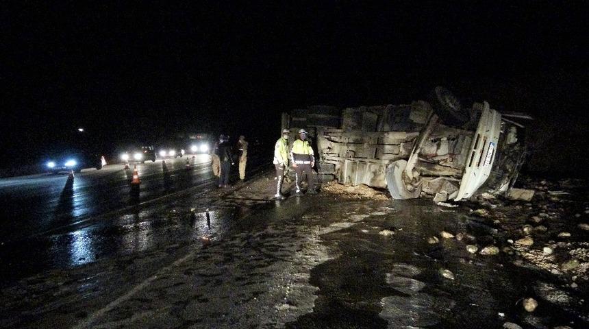 Tokat'ta pancar y&uuml;kl&uuml; kamyon devrildi, s&uuml;r&uuml;c&uuml; ağır yaralandı