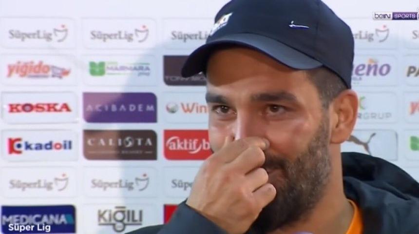 Galatasaray'da Arda Turan g&ouml;zyaşlarını tutamadı! İşte o r&ouml;portaj...