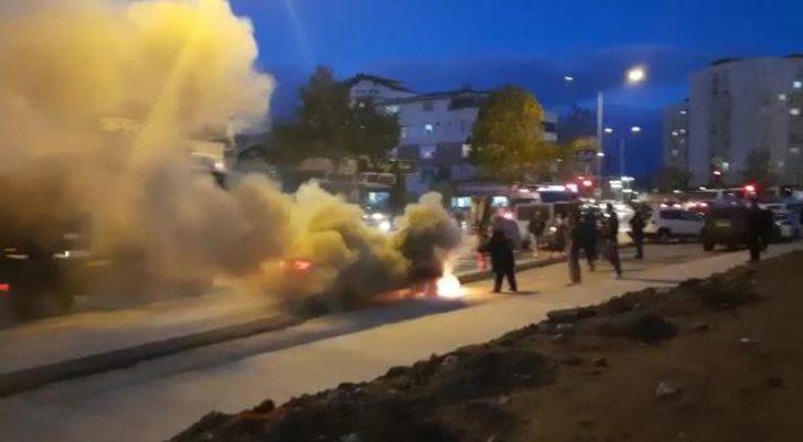 Sultanbeyli'de seyir halindeki ticari taksi alev alev yandı