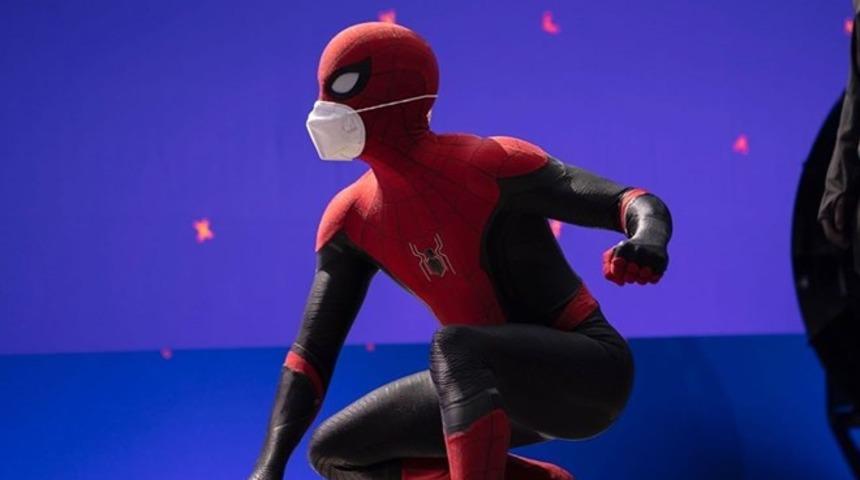 Örümcek Adam 3 setinden 'maske takın' uyarılı kare 