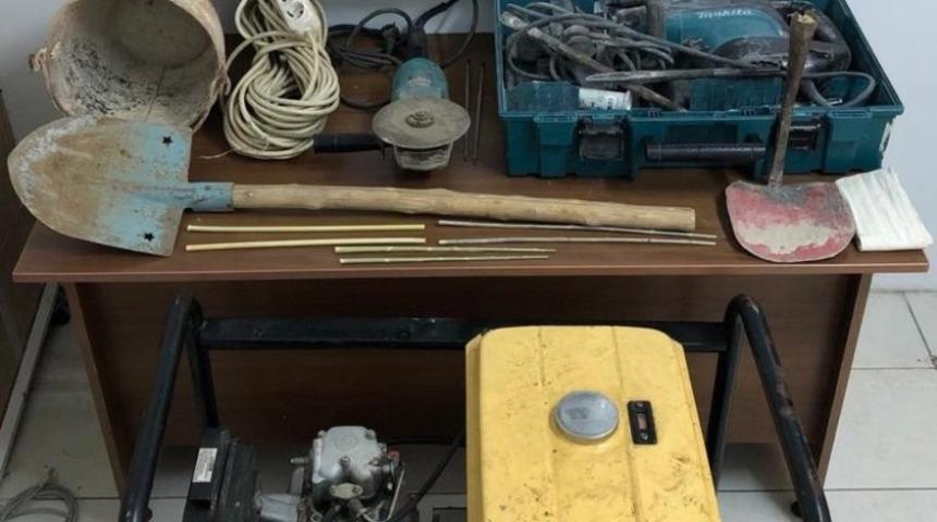 Ka&ccedil;ak kazı yapan 3 şahıs g&ouml;zaltına alındı