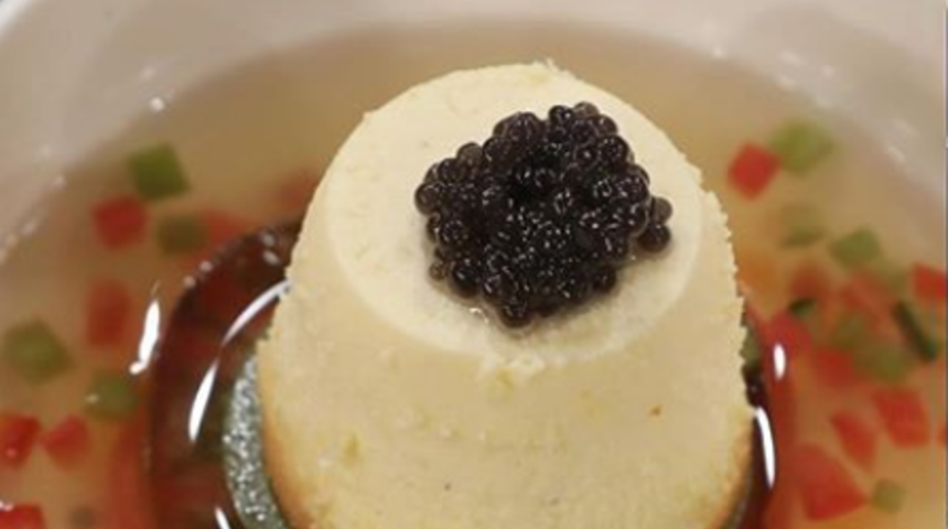 Comsomme royale nasıl yapılır? Comsomme royale malzemeleri neler? MasterChef Comsomme royale tarifi nedir? İşte Somer Sivrioğlu’ndan Comsomme royale yapılışı....