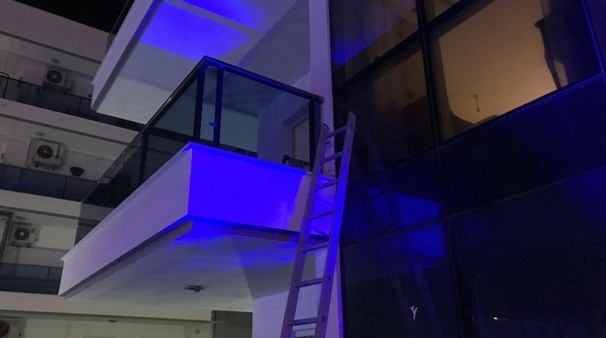 Evine balkondan girmeye çalıştı, yere düştü