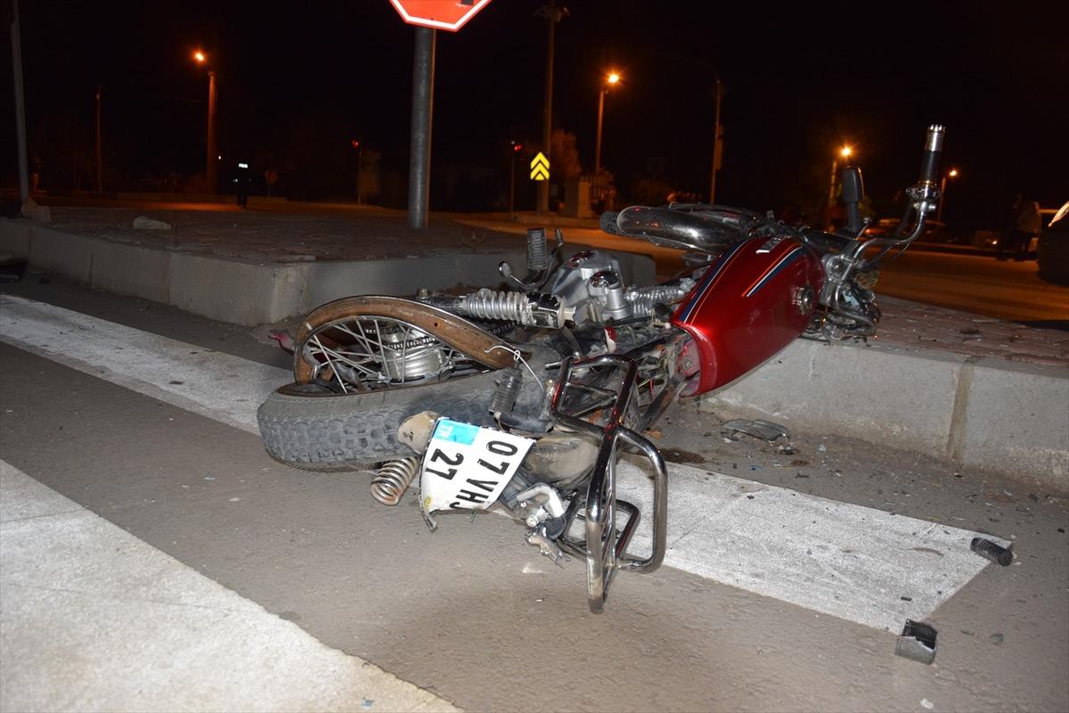 Antalya'da otomobil motosiklete &ccedil;arptı: 1 &ouml;l&uuml;, 2 yaralı