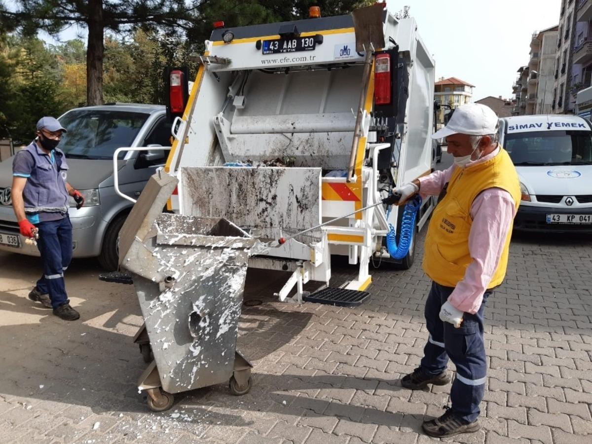 &Ccedil;&ouml;p konteynerlerine g&uuml;nl&uuml;k dezenfekte