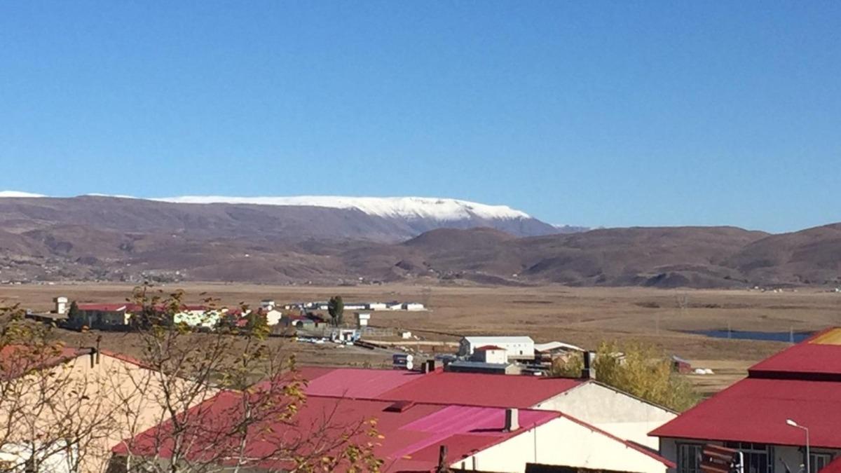 Karlıova&rsquo;nın dağlarına ilk kar d&uuml;şt&uuml;, havalar soğudu