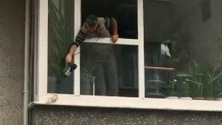 Sultangazi'de soğuktan titreyen kumruya saç kurutma makinasıyla müdahale 