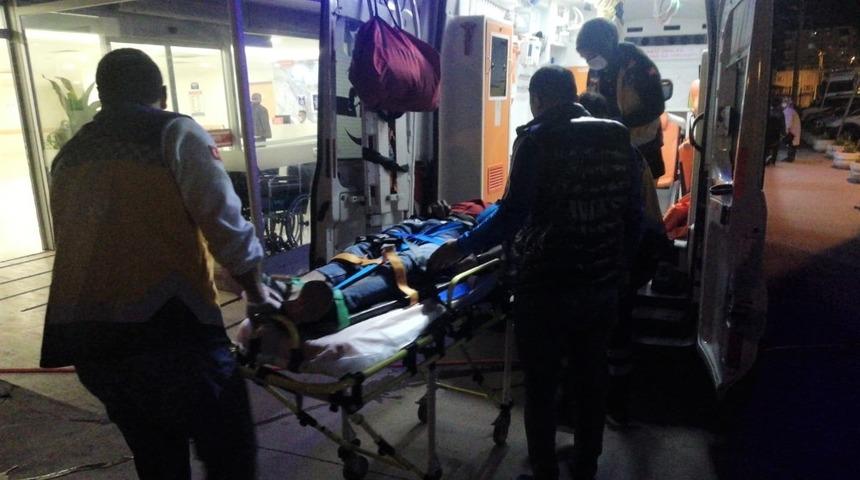 Park halindeki otomobile &ccedil;arpan motosiklet s&uuml;r&uuml;c&uuml;s&uuml; yaralandı