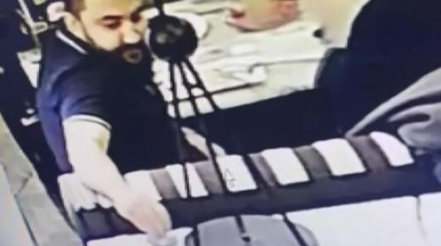 2 bin liralık kulaklığı çaldı, yerine sahte olanı bıraktı