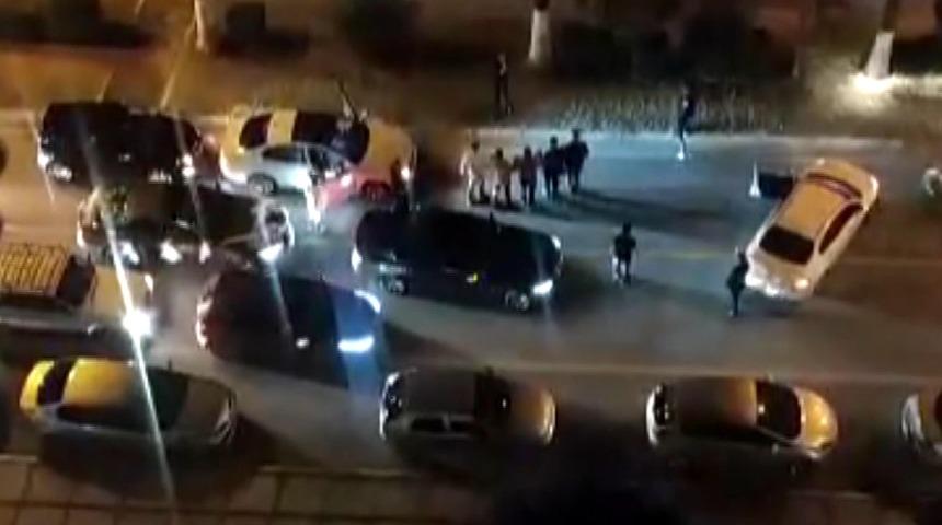 Pes dedirten görüntüler! Yolu trafiğe kapatıp halay çektiler