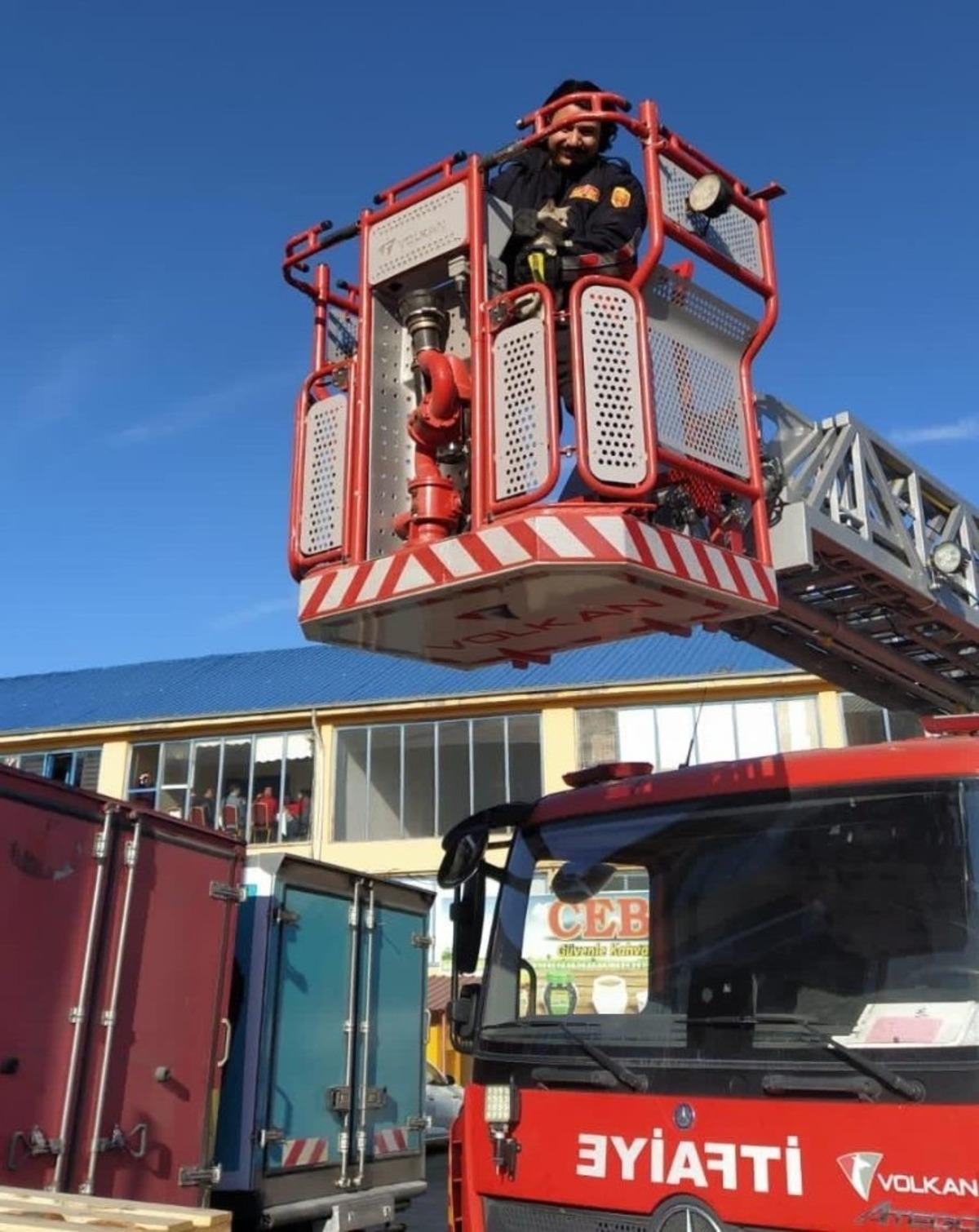 &Ccedil;atıda mahsur kalan kedi kurtarıldı