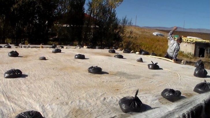 Toprak damlı köy evlerinde kış hazırlığı G1