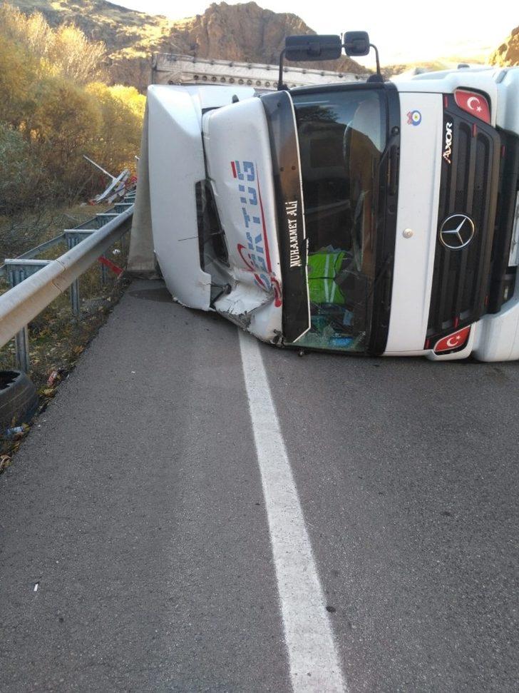 Sürücüsünün direksiyon hakimiyetini kaybettiği tır yan yattı G1