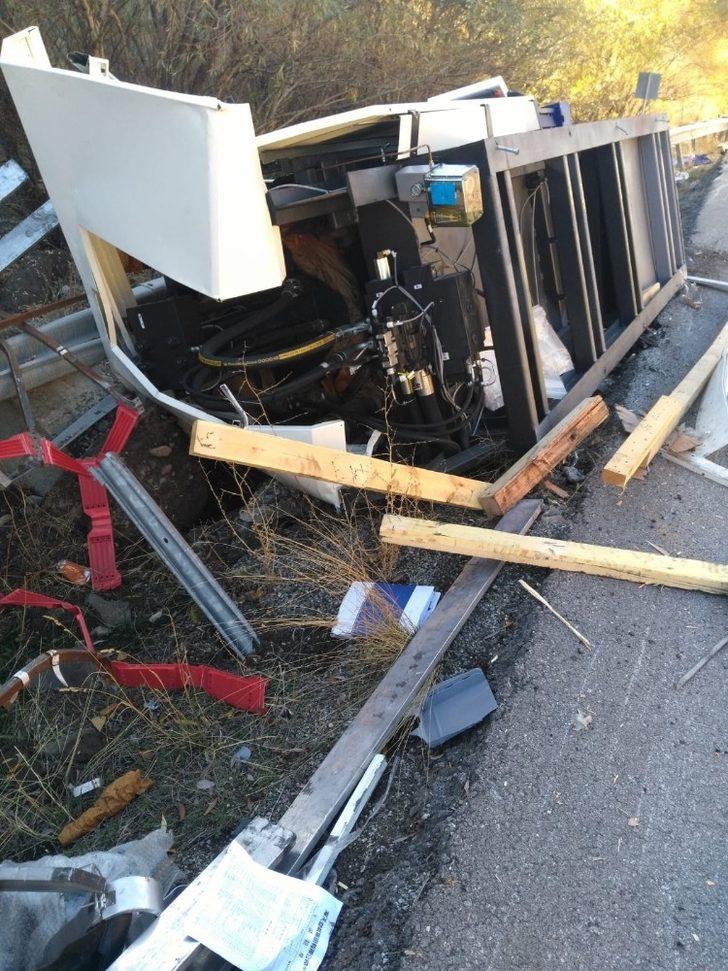 Sürücüsünün direksiyon hakimiyetini kaybettiği tır yan yattı G2