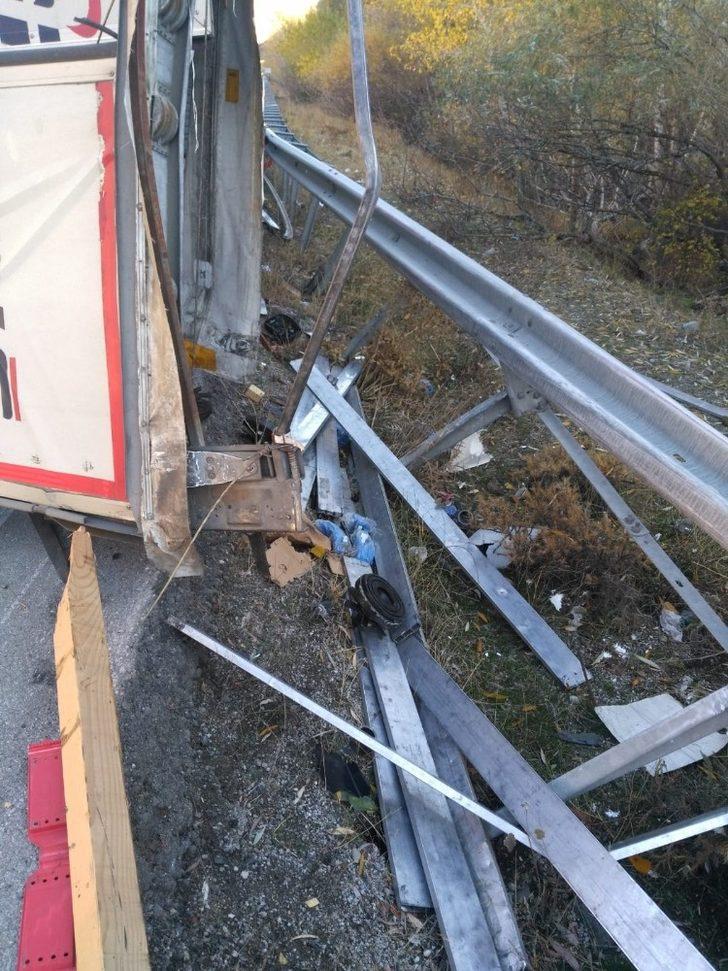 Sürücüsünün direksiyon hakimiyetini kaybettiği tır yan yattı G3