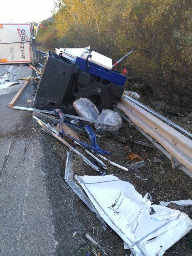 Sürücüsünün direksiyon hakimiyetini kaybettiği tır yan yattı G5