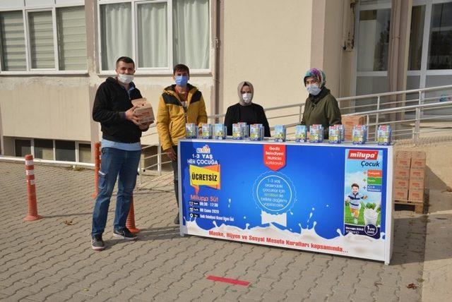 Gediz Belediyesi’nden ücretsiz süt dağıtımı