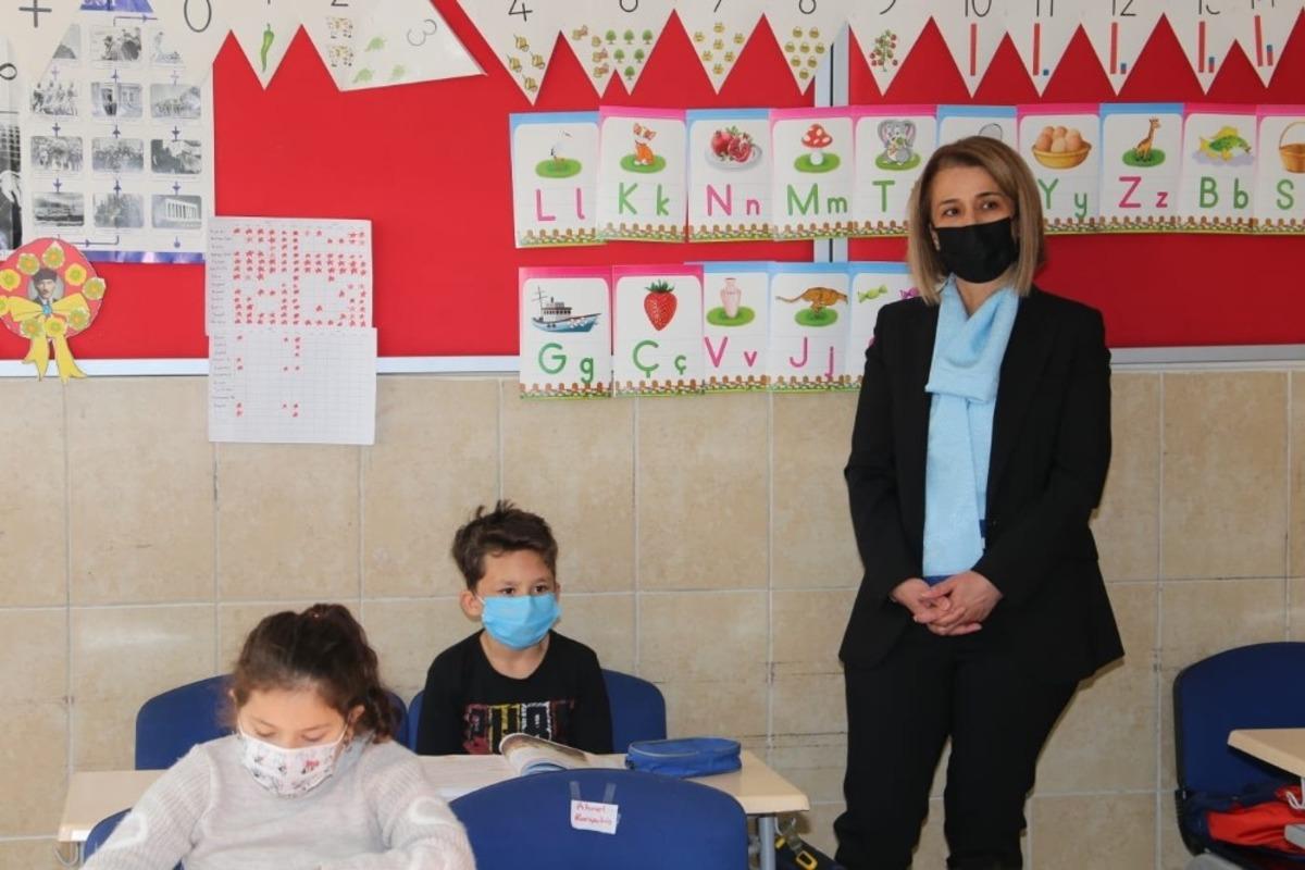 Vali Becel, ilkokul ve ortaokul &ouml;ğrencilerini ziyaret etti