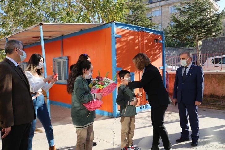 Vali Becel, ilkokul ve ortaokul öğrencilerini ziyaret etti G2