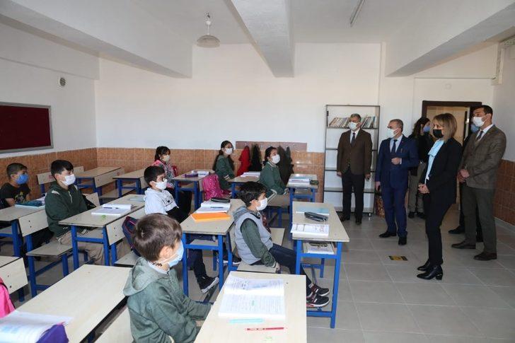 Vali Becel, ilkokul ve ortaokul öğrencilerini ziyaret etti G3