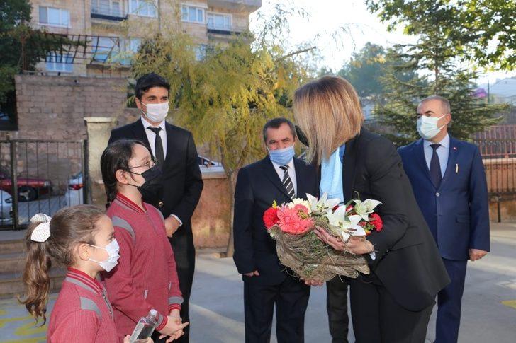 Vali Becel, ilkokul ve ortaokul öğrencilerini ziyaret etti G4