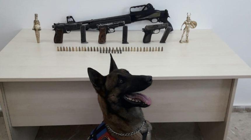 Kars&rsquo;ta silah ve av t&uuml;feği ele ge&ccedil;irildi