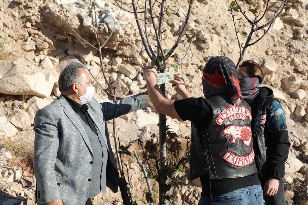 Başkan Yal&ccedil;ın, motosiklet kul&uuml;b&uuml; ile ağa&ccedil; dikti