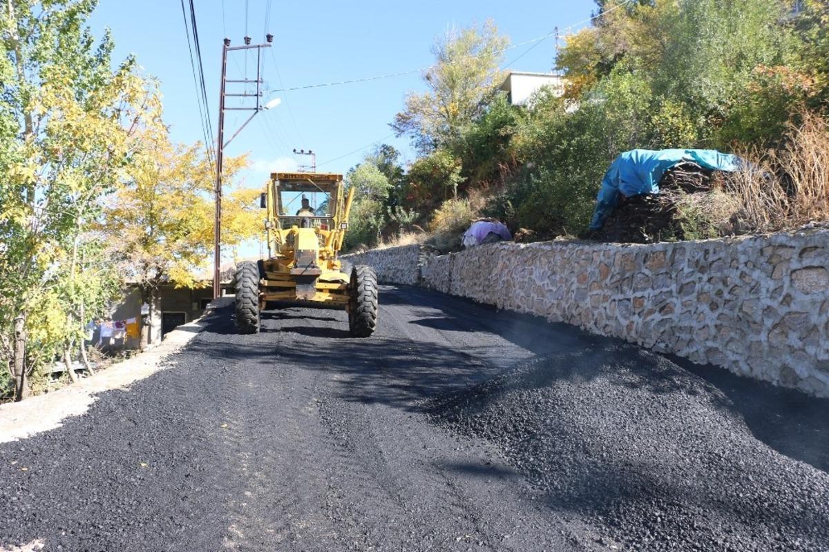 Bitlis&rsquo;te asfalt &ccedil;alışmaları devam ediyor