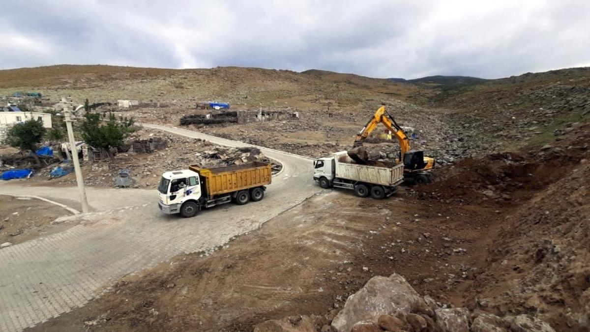 Aliağa Belediyesi &ccedil;alışmalarını Yukarı Şehitkemal&rsquo;de s&uuml;rd&uuml;r&uuml;yor