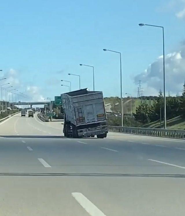 Bursa’da dorsesi yan yatmış tırın tehlikeli yolculuğu kamerada