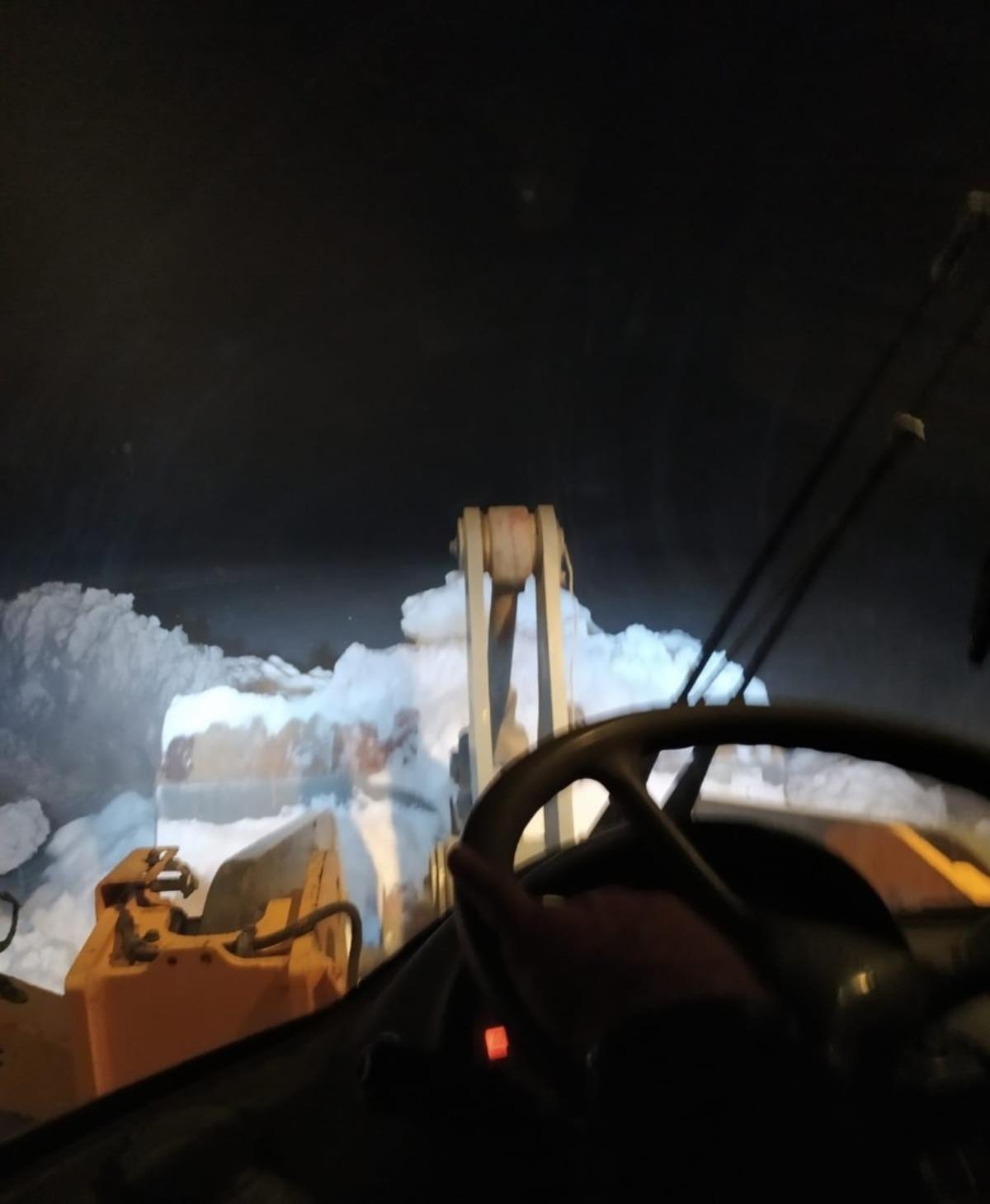 Y&uuml;ksekova&rsquo;da kardan kapanan yol a&ccedil;ıldı