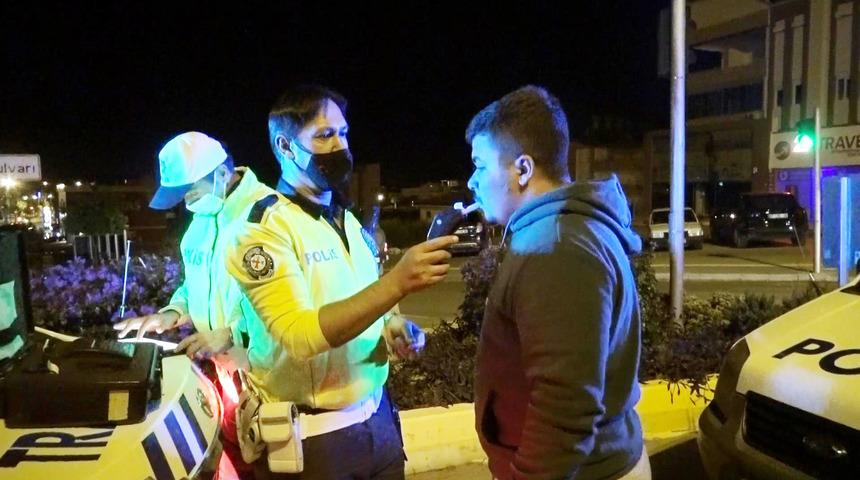 Polisten, alkolmetreyi &uuml;fleyemeyen s&uuml;r&uuml;c&uuml;ye: Balona &uuml;fler gibi &uuml;fle