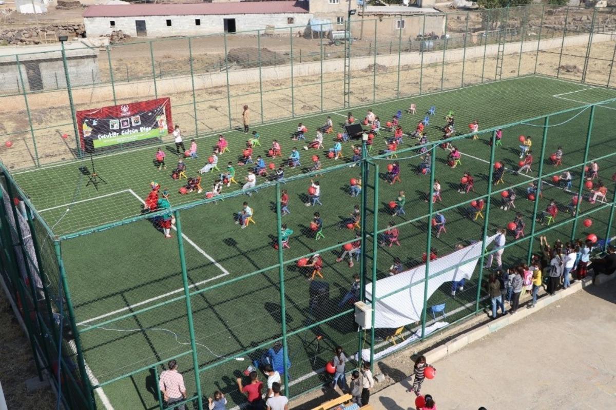 K&ouml;y okulu &ouml;ğrencileri hem &ouml;ğreniyor hem de eğleniyor