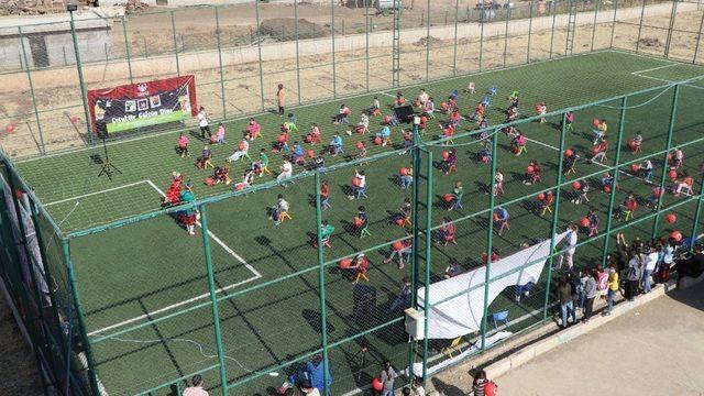 Köy okulu öğrencileri hem öğreniyor hem de eğleniyor