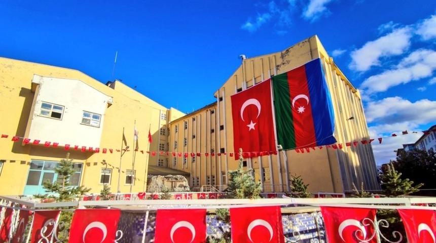 Ağrı Belediyesi hizmet binasına Azerbaycan bayrağı asıldı