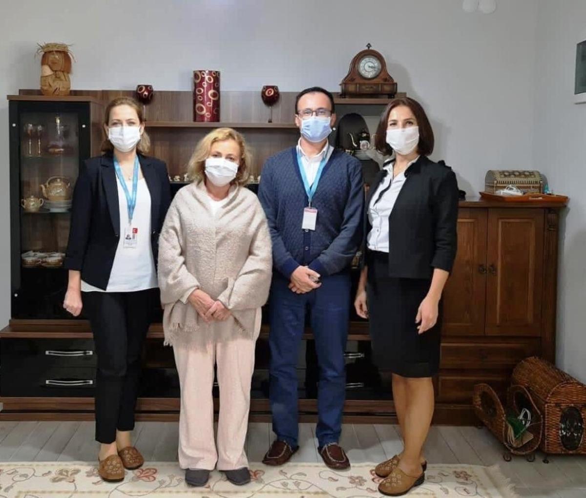 Kovid-19&rsquo;u yenen 61 yaşındaki hasta sağlık &ccedil;alışanlarına  teşekk&uuml;r etti