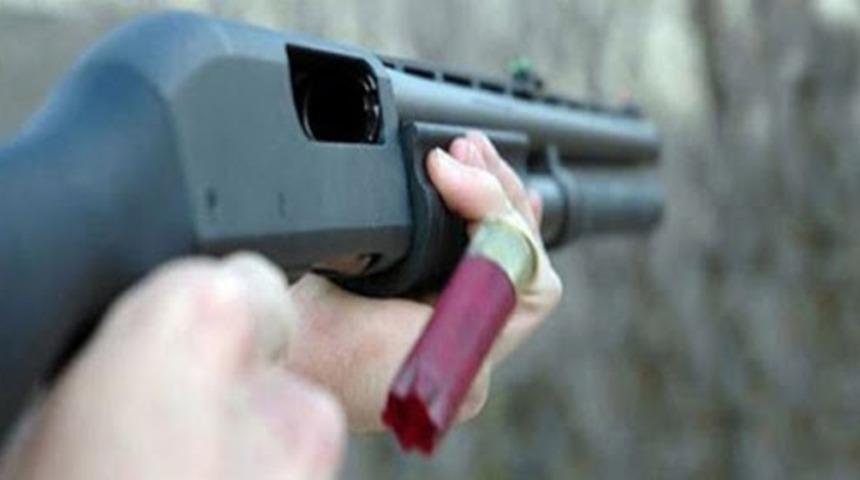 Akılalmaz olay! &Ccedil;iftlik &ccedil;alışanı, yemeğini ge&ccedil; getiren patronunu bacaklarından vurdu