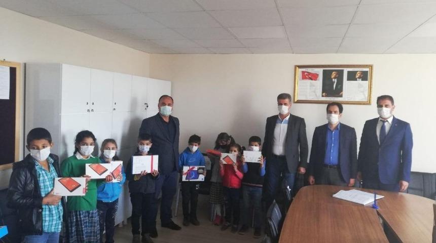 Sincik&rsquo;te hayırseverler &ouml;ğrencileri tabletsiz bırakmadı