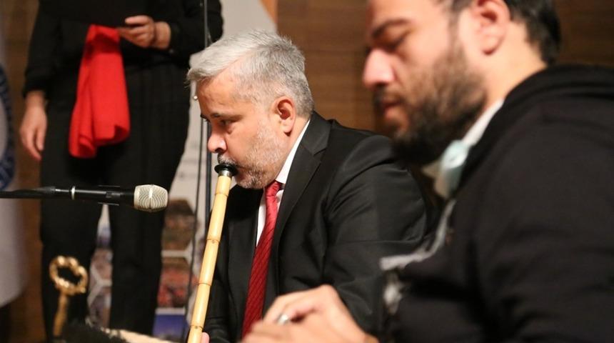 Azerbaycan konserine Rekt&ouml;r Şahin ney &uuml;fleyerek eşlik etti