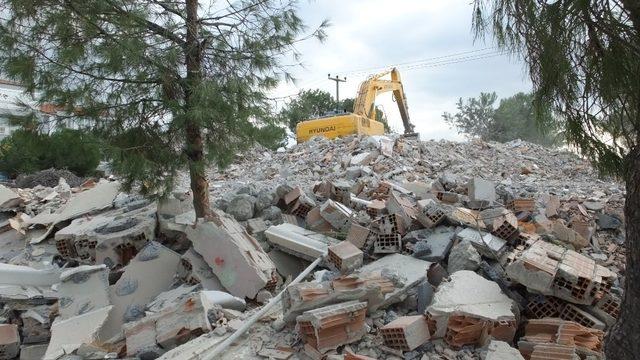 Burhaniye’de öğretmen evi yıkıldı