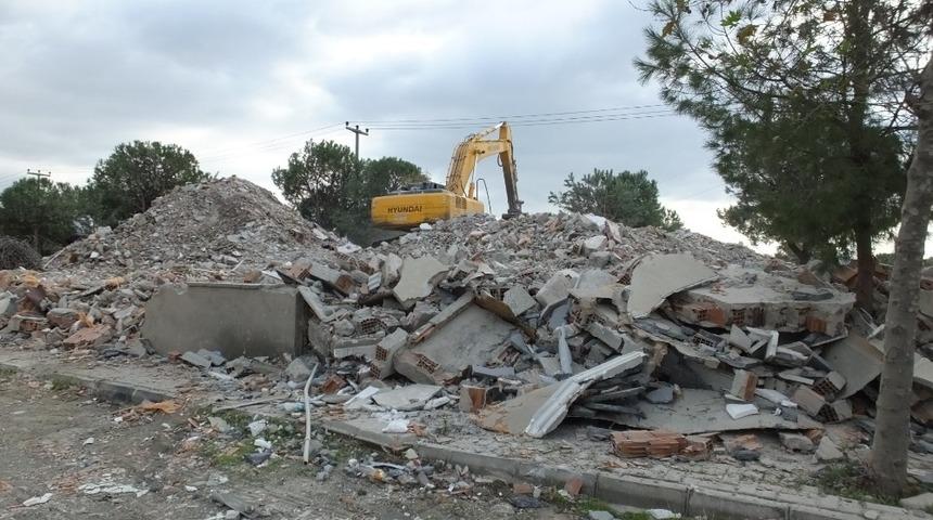 Burhaniye&rsquo;de &ouml;ğretmen evi yıkıldı