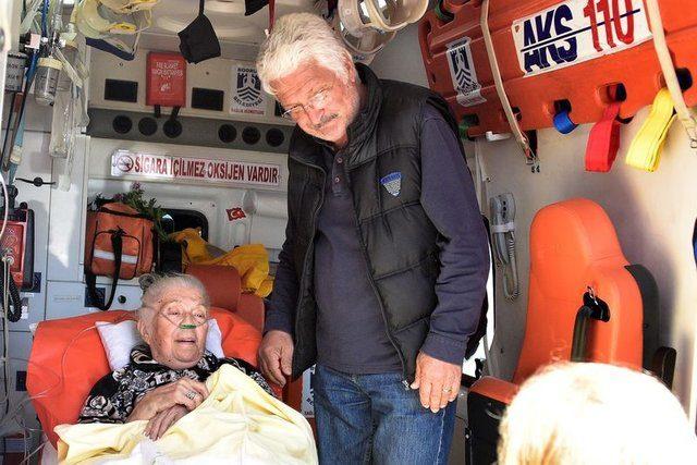 Ünlü oyuncunun kayınvalidesi oy kullanmaya ambulansla geldi 1