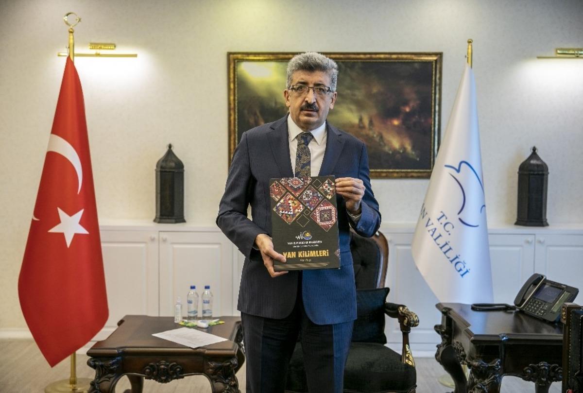 B&uuml;y&uuml;kşehir belediyesi &lsquo;Van kilimi&rsquo; kataloğu &ccedil;ıkardı