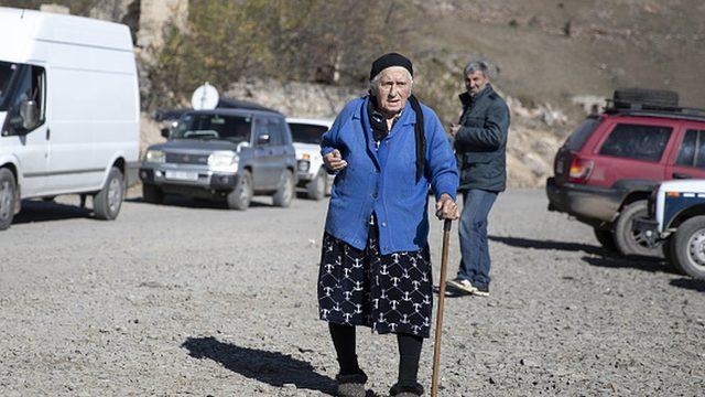 Azerbaycan ordusunun Şuşa'ya girmesinin ardından Ermeni siviller, Dağlık Karabağ bölgesinden çıkmaya başladı