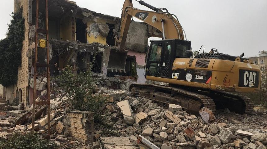Batman’da metruk bina kontrollü bir şekilde yıkıldı