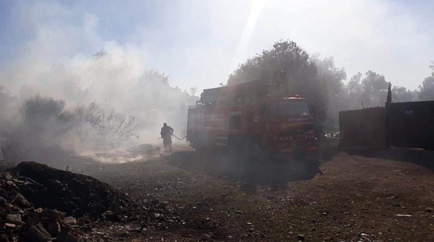 Edremit&rsquo;te atılan izmaritler kuru ot ve dalları yaktı